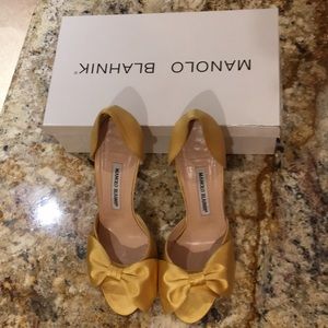 MANOLO BLAHNIK YELLOW SATIN BOW HEELS. 38 1/2